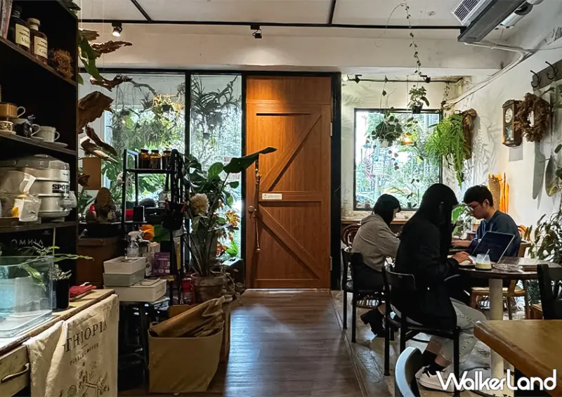 ▲南港不限時咖啡廳「陋巷咖啡廳」以水泥牆與木質調家具為主，營造出溫暖且充滿生活感的氛圍 / WalkerLand窩客島 蕭芷琳 拍攝