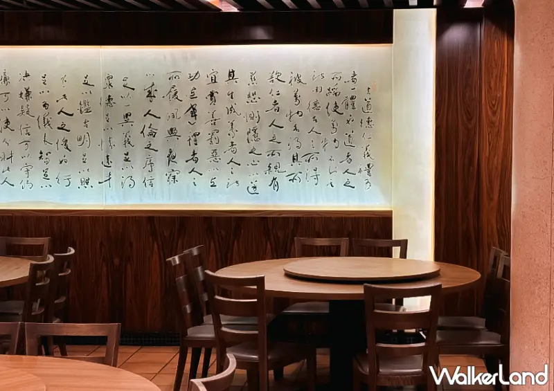 ▲台北酸菜白肉鍋推薦「都一處」店內裝潢樸實低調，牆上掛著歷史照片與名人合影 / WalkerLand窩客島 蕭芷琳 拍攝