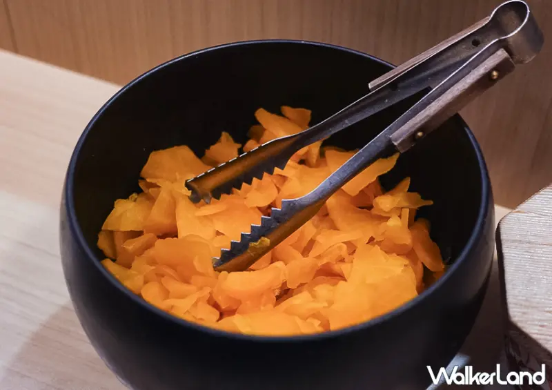 ▲東京必吃「天麩羅えびのや」除了明太子之外，還有醃蘿蔔可以解膩 / WalkerLand窩客島 蕭芷琳 拍攝