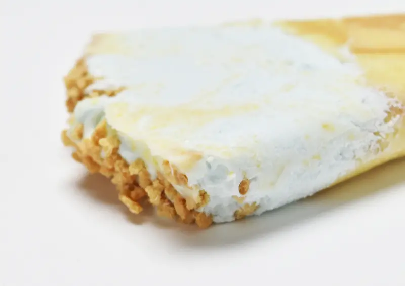 ▲日本 7-11「gelato pique cafe 可麗餅雪糕」以特製厚燒可麗餅皮包裹內餡，內餡選用帶有淡淡鹽味的奶油 / ジェラートピケカフェ提供、WalkerLand窩客島整理