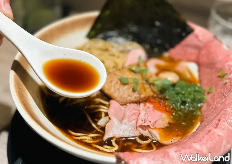 ▲中山站拉麵「麒麟創作拉麵坊」推薦菜單：特級。備長炭焙本枯本節正油 $360 / WalkerLand窩客島 蕭芷琳 拍攝​​​​​​​