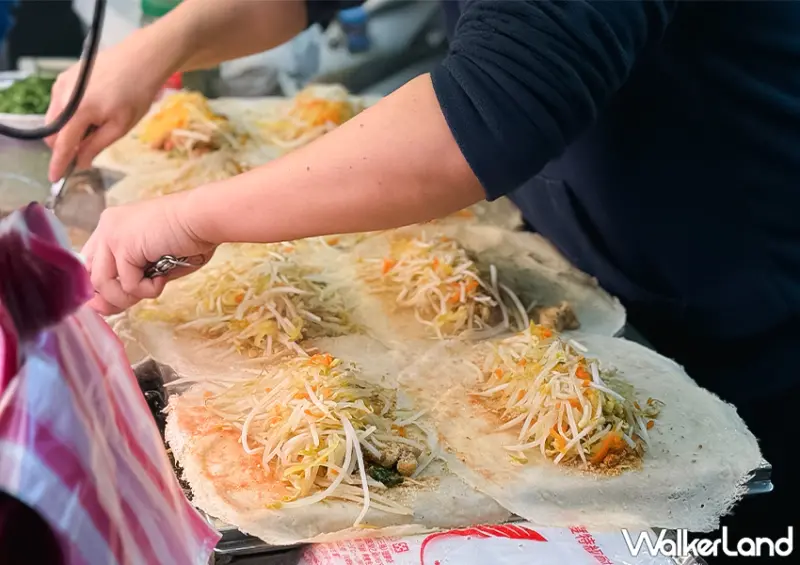 ▲南機場夜市必吃「吾旺再季 (原松青潤餅)」​​​​​​​清明節將至，不少人會選擇以潤餅來應景 / WalkerLand窩客島 蕭芷琳 拍攝