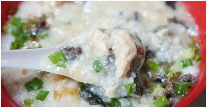 新加坡人早餐心頭好！麥士威熟食中心「真真粥品」，推薦魚片雞絲皮蛋粥加蛋。