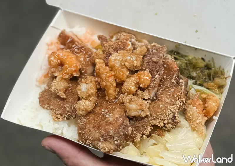 ▲基隆必吃蝦仁飯「天天鮮排骨飯」推薦菜單：排骨蝦仁飯 $140 / WalkerLand窩客島 蕭芷琳 拍攝​​​​​​​