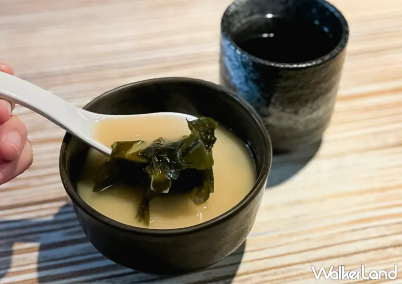 ▲中山站平價美食「魚兵衛太春和食處」味噌湯、茶水都在自助區域，可以自行免費續碗 / WalkerLand窩客島 蕭芷琳 拍攝