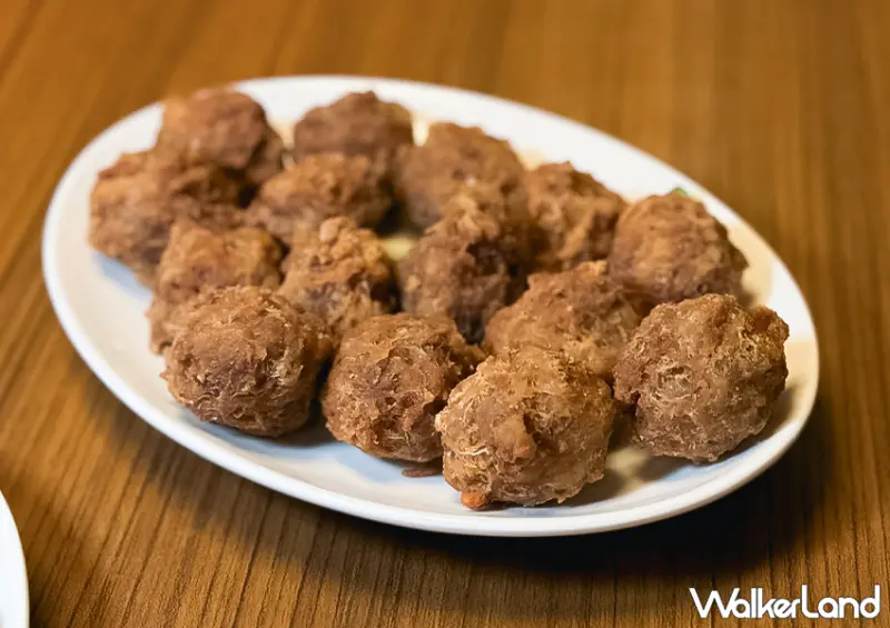 ▲台北酸菜白肉鍋推薦「都一處」推薦大家再加入「炸丸子」一起入鍋燉煮 / WalkerLand窩客島 蕭芷琳 拍攝