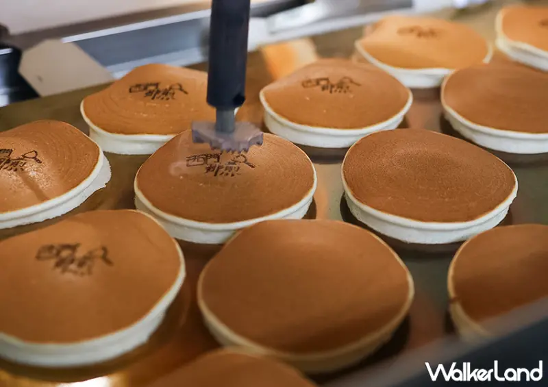 ▲西門町美食推薦「西門那煎銅鑼燒」帶有蜂蜜香氣的濕潤餅皮，讓許多朋友一再回購 / WalkerLand窩客島 蕭芷琳 拍攝​​​​​​​