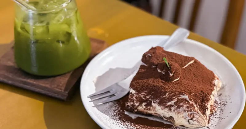 營業到晚上！南港不限時咖啡廳「陋巷咖啡廳」酒香提拉米蘇必點，店長橘貓超可愛。