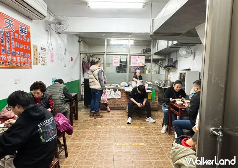 ▲基隆必吃蝦仁飯「天天鮮排骨飯」餐廳空間不大，內用座位有限 / WalkerLand窩客島 蕭芷琳 拍攝