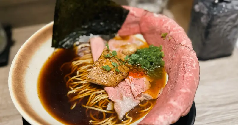 中山站拉麵推薦！麒麟創作拉麵坊 笑一個就免費加麵，提早到免排隊。