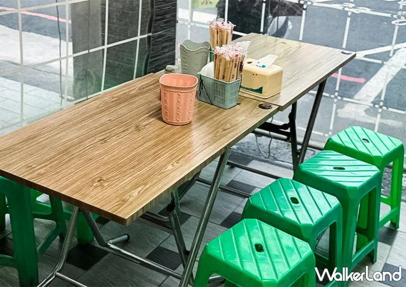 ▲​​​​​​​台南宵夜餐廳「山根壽司」店內設計樸實簡單，最初僅有騎樓座位 / WalkerLand窩客島 蕭芷琳 拍攝