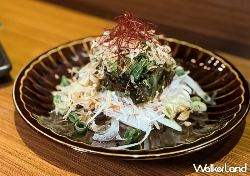 ▲中山站日本料理推薦「ABV 日式居酒館」推薦菜單：冷漬苦瓜佃煮 $240 / WalkerLand窩客島 蕭芷琳 拍攝