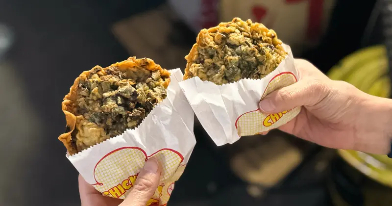 桃園排隊美食！阿琴蚵嗲 藏身在鐵皮屋裡，大顆飽滿蚵仔超過癮。