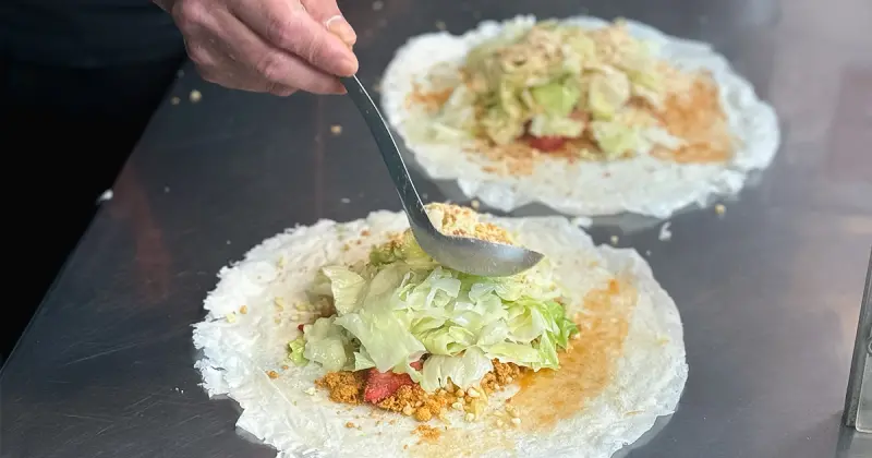 基隆潤餅推薦！七堵現做潤餅 經營20年老店，一個只要50元。