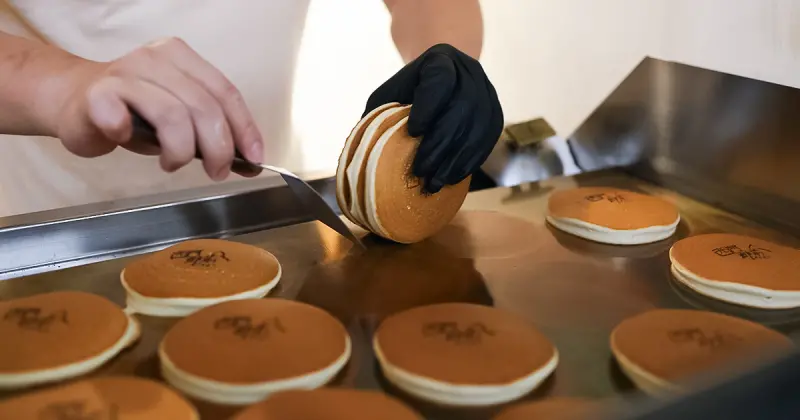 西門町外帶美食！那煎銅鑼燒藏身萬年大樓，抹茶奶酥必吃。