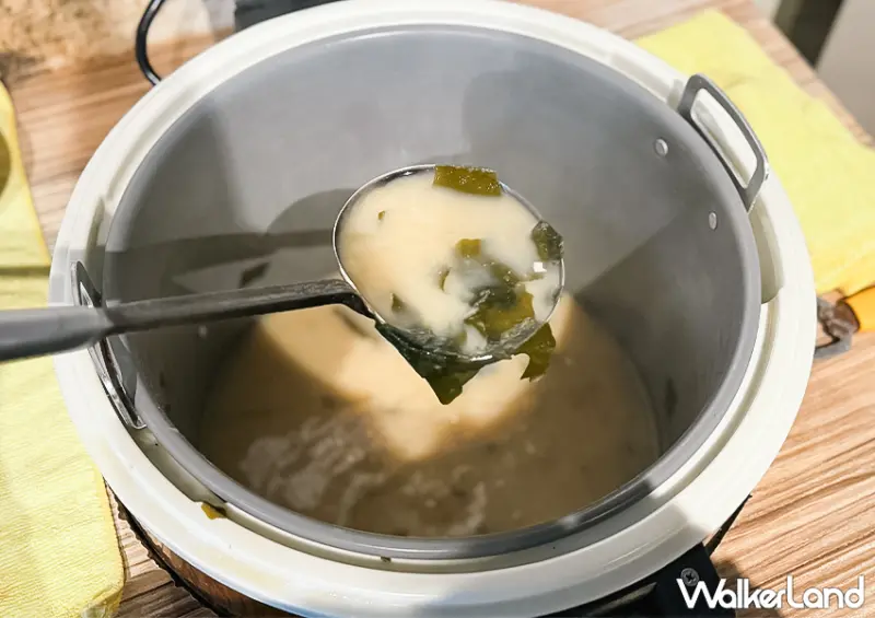 ▲中山站平價美食「魚兵衛太春和食處」味噌湯、茶水都在自助區域，可以自行免費續碗 / WalkerLand窩客島 蕭芷琳 拍攝