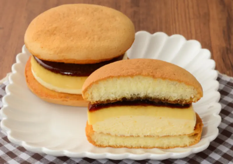 ▲日本超商 LAWSON「布丁甜點季」推薦清單：布丁銅鑼燒三明治 ¥324 / LAWSON提供、WalkerLand窩客島整理