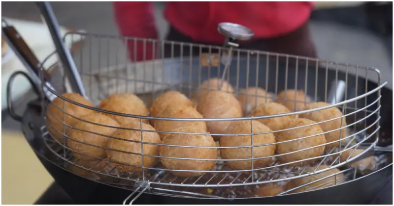 大甲鎮瀾宮美食推薦！大甲追媽祖必吃大甲芋香包，5元芋泥球、拳頭大的蛋黃肉鬆芋泥球吃爆。