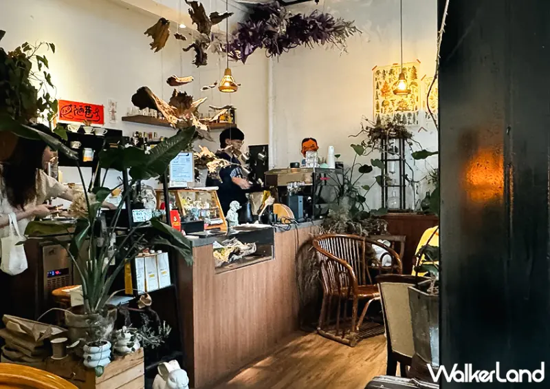 ▲南港不限時咖啡廳「陋巷咖啡廳」距離南港捷運站步行約8分鐘，隱身於靜謐的小巷之中 / WalkerLand窩客島 蕭芷琳 拍攝