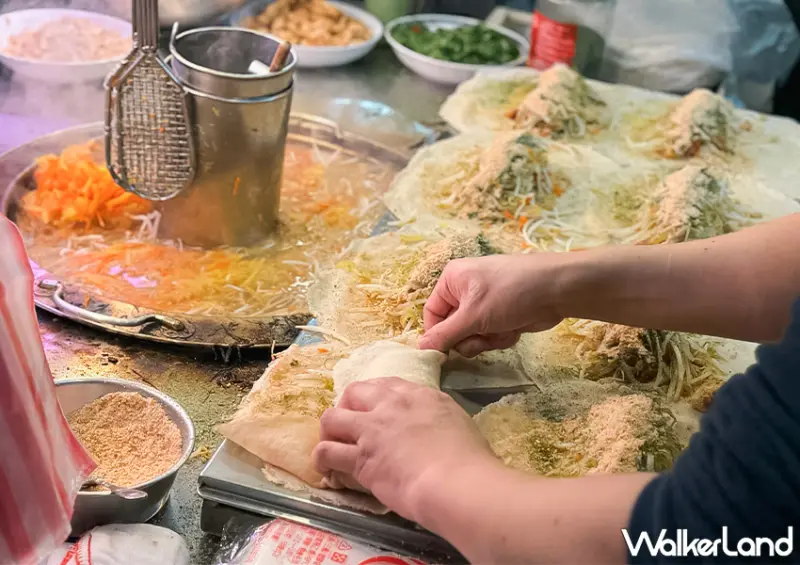 ▲清明節吃潤餅！台北潤餅必吃「吾旺再季 (原松青潤餅)」位在南機場夜市裡面 / WalkerLand窩客島 蕭芷琳 拍攝