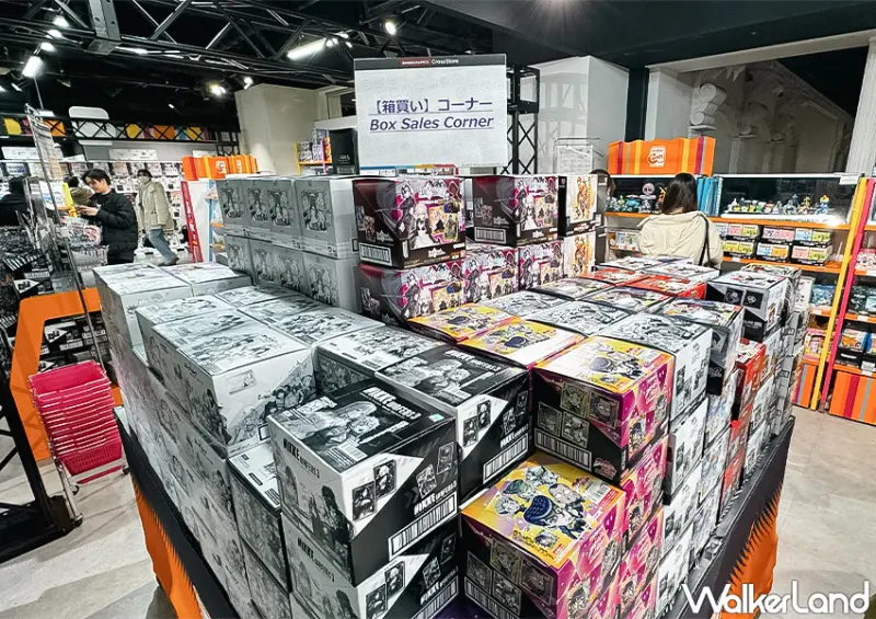 ▲日本東京景點推薦「萬代扭蛋池袋總店」除了扭蛋之外，現場也有各種一番賞、抬頭公仔、盲盒等周邊商品 / WalkerLand窩客島 蕭芷琳 拍攝