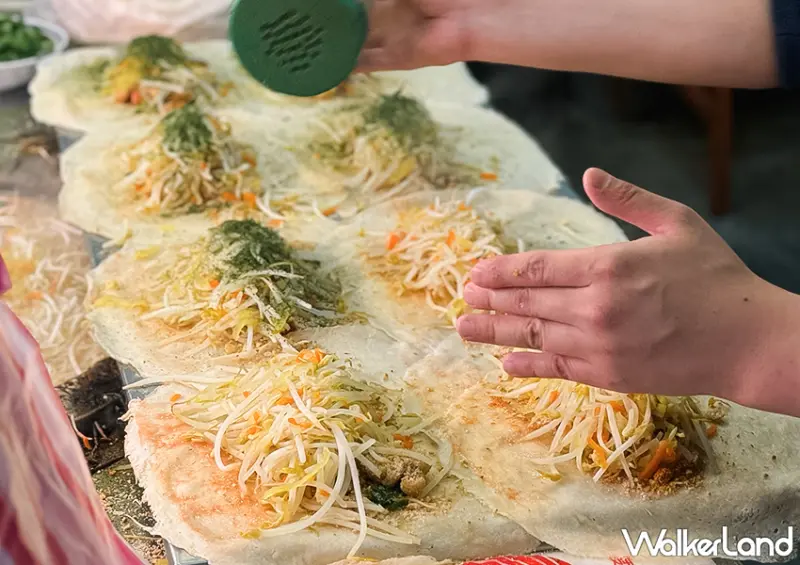 ▲南機場夜市必吃「吾旺再季 (原松青潤餅)」​​​​​​​以手工製作的Q彈潤餅皮，包裹滿滿的餡料為招牌 / WalkerLand窩客島 蕭芷琳 拍攝