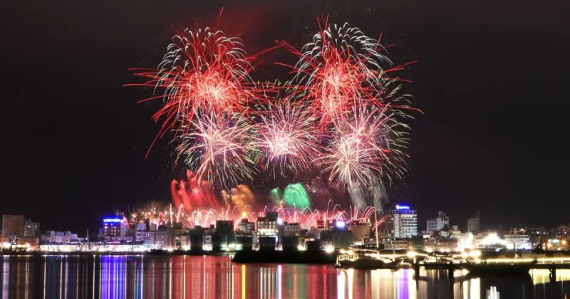 澎湖花火節5/5盛大登場！雄獅推VIP席位「無死角煙火秀」早鳥自由行萬元有找。