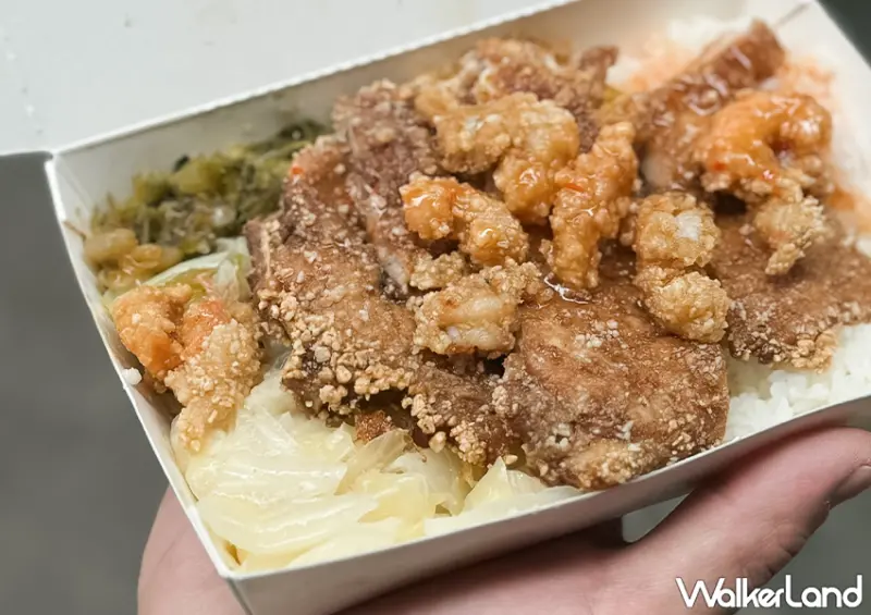 ▲基隆必吃蝦仁飯「天天鮮排骨飯」推薦菜單：排骨蝦仁飯 $140 / WalkerLand窩客島 蕭芷琳 拍攝