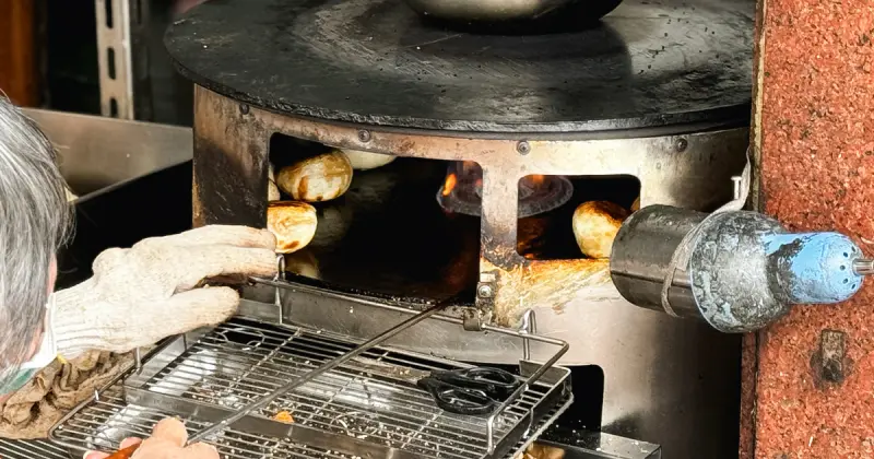 不只阜杭豆漿！台北早餐推薦「青島豆漿店」手工烤燒餅超香，靠近捷運東門站。