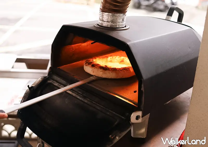 ▲台北披薩推薦「PIZZA BOY」在烘烤時會一直旋轉，讓面皮周圍膨起，吃起來不會油膩 / WalkerLand窩客島 蕭芷琳 拍攝