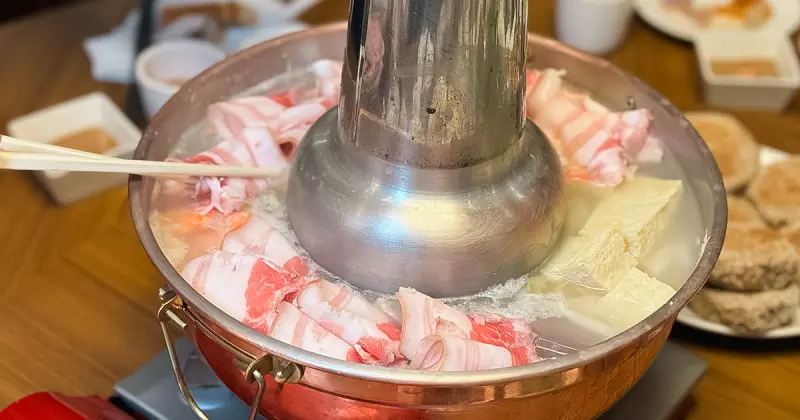 台北酸菜白肉鍋推薦！都一處 沒訂位吃不到，菜單褡褳火燒、蔥油餅必點。