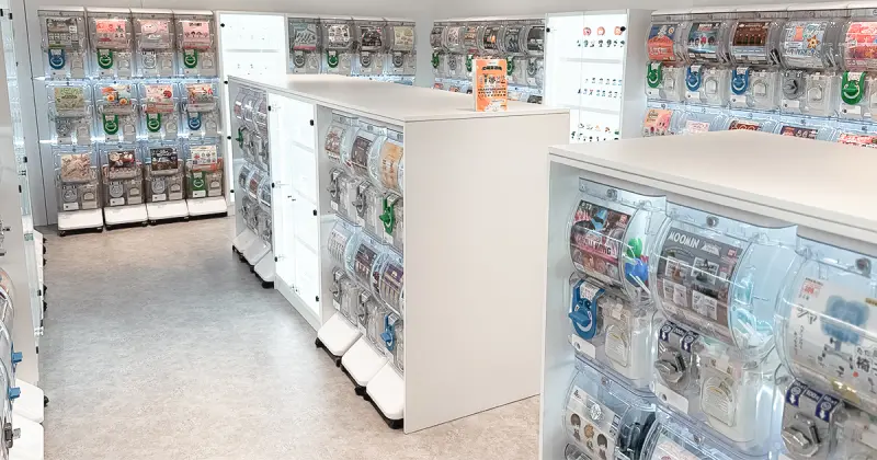 逢甲最大扭蛋店「心痛扭蛋機」新開幕！逾200台超好逛，一番賞、多款盲盒任你選。