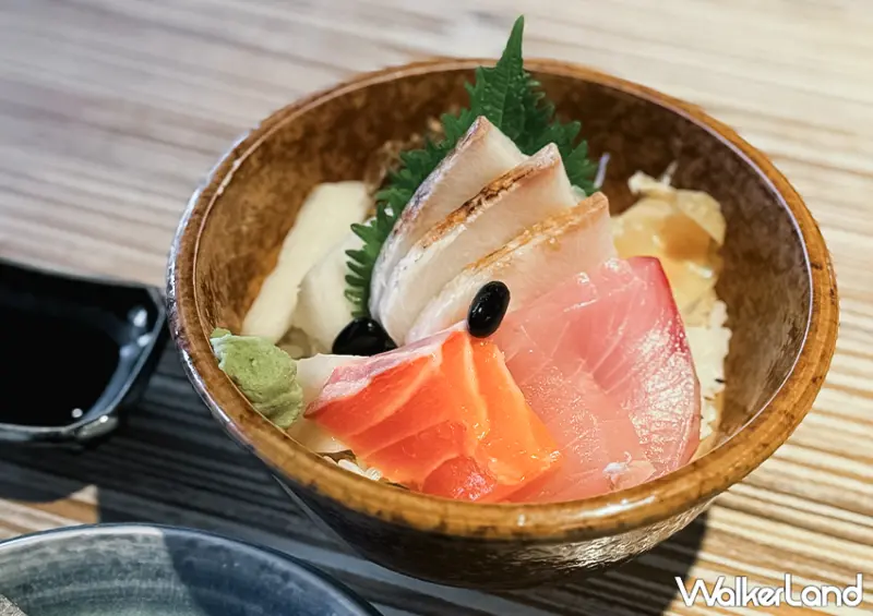 ▲中山站平價美食「魚兵衛太春和食處」推薦菜單：綜合生魚片丼飯 $240/ WalkerLand窩客島 蕭芷琳 拍攝