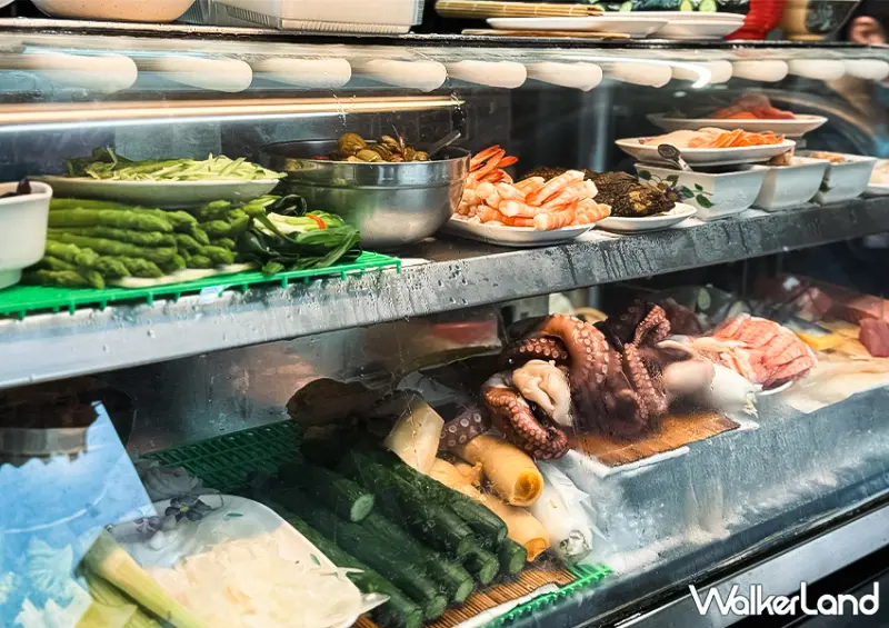 ▲​​​​​​​台南宵夜餐廳「山根壽司」想要內用的顧客需先找到座位，再填寫點單、至櫃檯結帳 / WalkerLand窩客島 蕭芷琳 拍攝