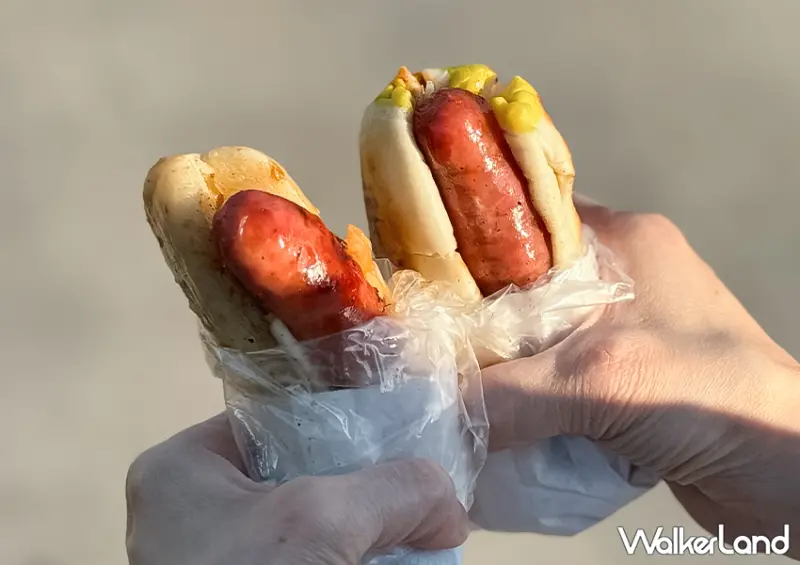 ▲桃園大溪必吃「大溪香腸哥」推薦菜單：腸腸在一起（大腸包小腸）$75、腸香絲守（台式熱狗堡）$75 / WalkerLand窩客島 蕭芷琳 拍攝