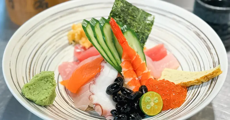 基隆仁愛市場美食 加園壽司 香魚甘露煮、生魚片丼飯必吃！市場內超人氣日本料理。