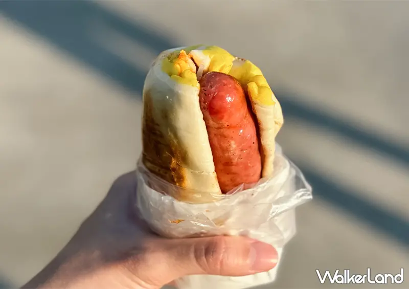 ▲台式熱狗堡在這！桃園大溪必吃「大溪香腸哥」將銀絲卷化身為台式熱狗堡，夾入炭火現烤的高粱香腸 / WalkerLand窩客島 蕭芷琳 拍攝