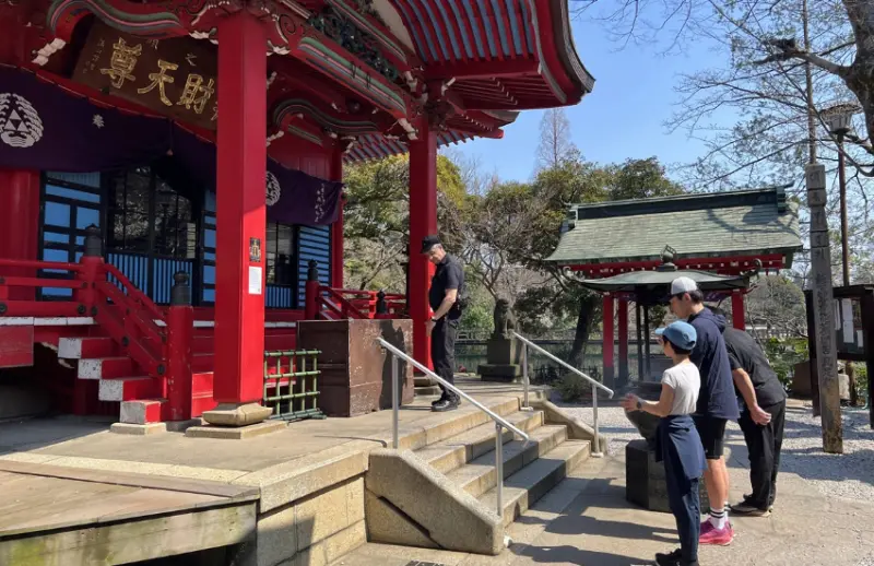 ▲井之頭弁財天神社的朱紅色鳥居、手水舍、小型拜殿與傳統木造的社務所都是特色。​​​​​​​