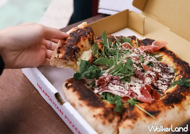 ▲台北拿坡里披薩推薦「PIZZA BOY」推薦菜單：芝麻葉帕馬生火腿 $480 / WalkerLand窩客島 蕭芷琳 拍攝