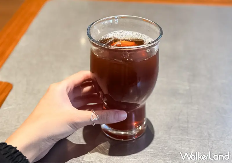 ▲台中逢甲商圈必吃「茶嶋咖哩」選購套餐附上超大杯的古早味紅茶 / WalkerLand窩客島 蕭芷琳 拍攝
