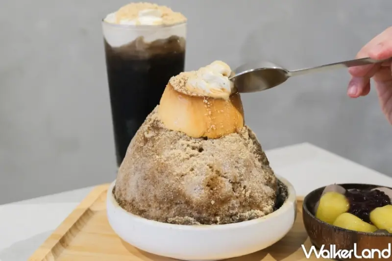 ▲八時神仙草X嘎哩咖啡聯名「嘎哩做伙呷米爹」，麵茶雪花冰、麵茶飲料同步開賣 / WalkerLand窩客島 張人尹 拍攝