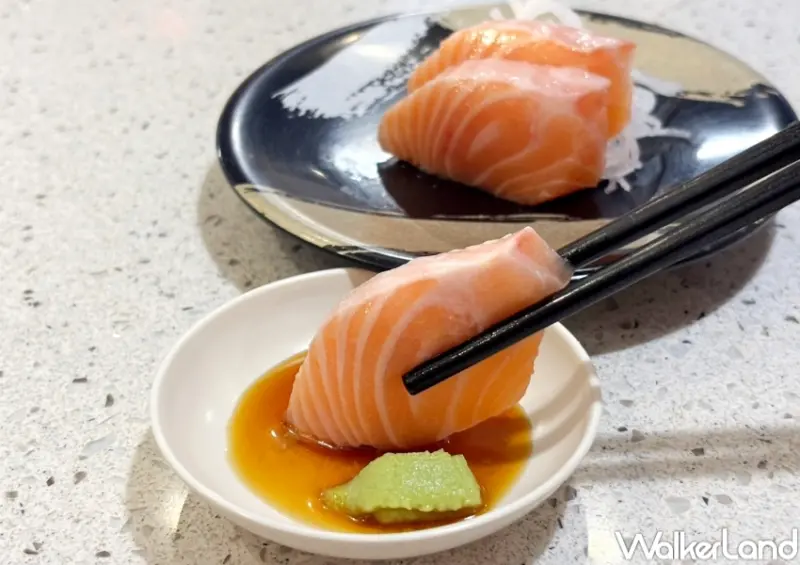 ▲爭鮮極鮮鮭魚生片加量不加價，爭鮮4月每週二每週四優惠免費多一片 / WalkerLand窩客島整理提供