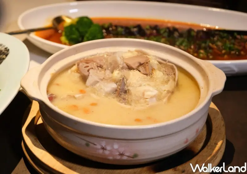 ▲春韭招牌必點黃金雞湯，使用五隻雞熬煮15小時以上，再加上一整隻雞肉入料 / WalkerLand窩客島 鄭雅之 拍攝