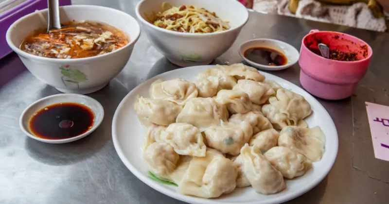 台南銅板美食7選！台南人省錢激推3元水餃 20元餛飩湯，不到百元就能吃到撐。