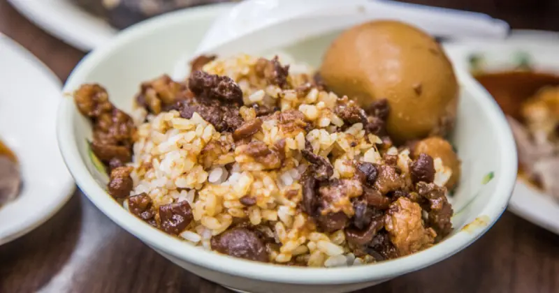 關稅戰台股暴跌！新北銅板美食9選省錢先吃，15元滷肉飯高CP值美食搶救小資族。