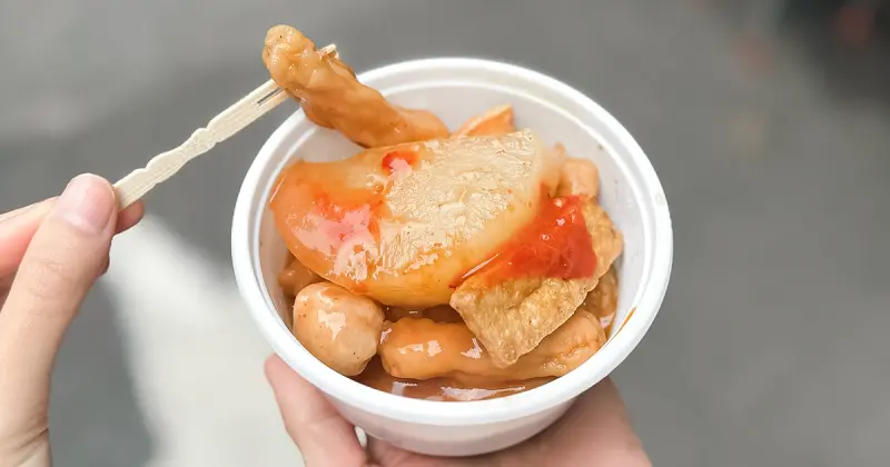 東門站IG爆紅美食！東門市場必吃 老牌甜不辣 隱身金山南路巷弄，柴魚味超香濃。