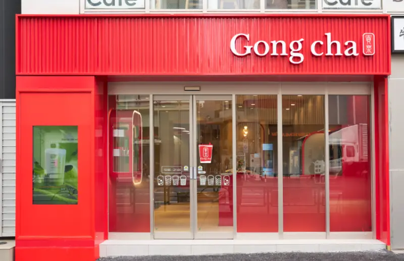 ▲鮮紅亮眼的店面坐落在原宿人來人往的街道旁特別吸睛。