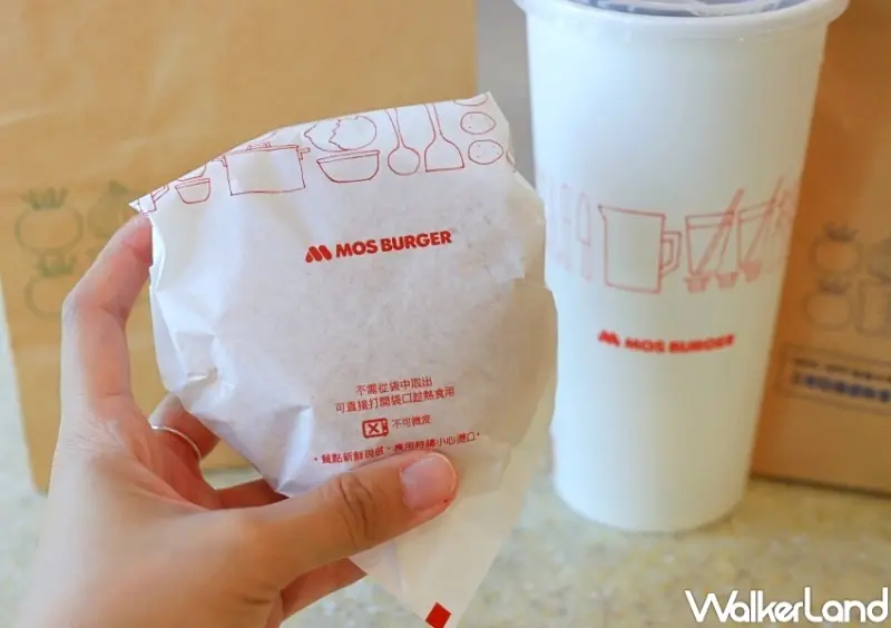 ▲摩斯漢堡月底優惠，摩斯指定漢堡夾抹斯冰紅茶組合優惠99元 / WalkerLand窩客島 張人尹 拍攝