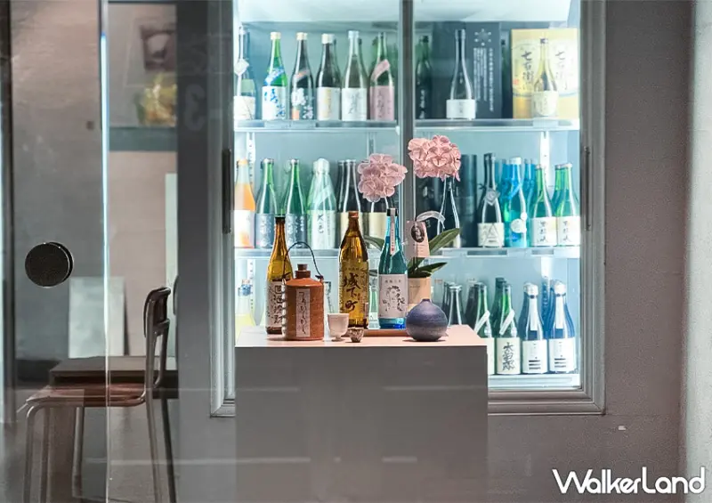 ▲高雄深夜咖啡廳「Koou Coffee」一樓的日本清酒專賣「屋物清酒」也很值得逛逛 / WalkerLand窩客島 蕭芷琳 拍攝