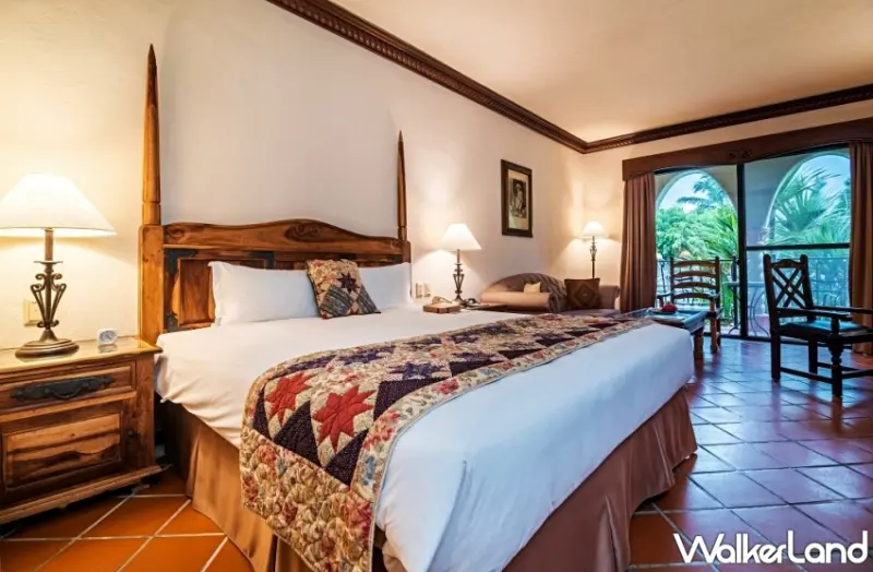 每間客房設計擁有大面落地窗和戶外陽台，視野所即盡是絕美山水景致